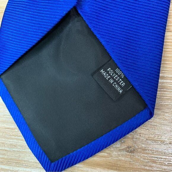 NWOT Peanuts Charlie Brown Snoopy Season Greetings Christmas Neck tie - Picture 6 of 7